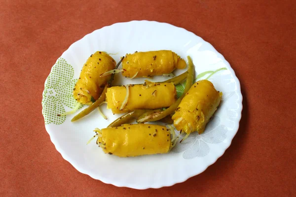 Khandvi Lastra Isolata Fondo Marrone — Foto Stock