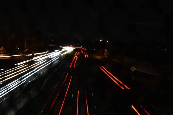 Вид Улицу Моста Окружении Огней Длительной Экспозицией Ночью — стоковое фото