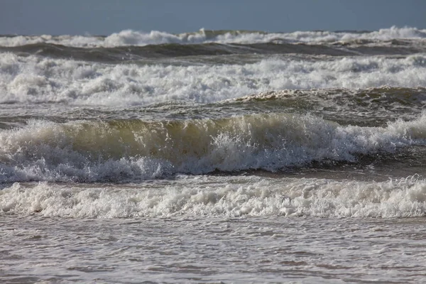 Vagues Mer Nord Avec Broche Blanche Devant Ciel Bleu — Photo