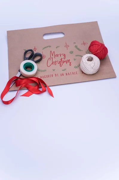 Frohe Weihnachten Dekorierte Papiertüte Mit Dekorativem Garnband Und Schere Mit — Stockfoto