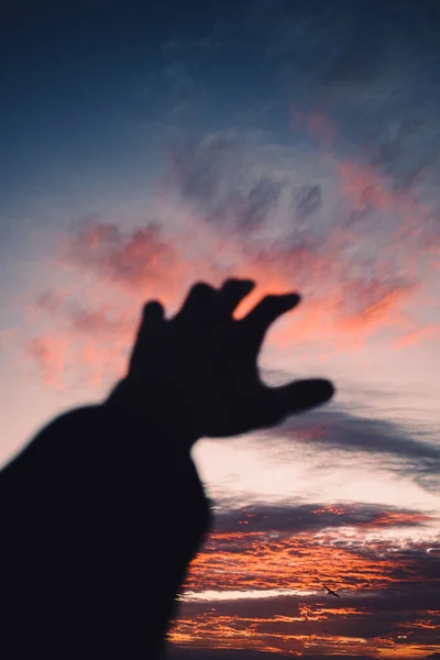 Uma Imagem Mão Humana Erguida Para Céu — Fotografia de Stock