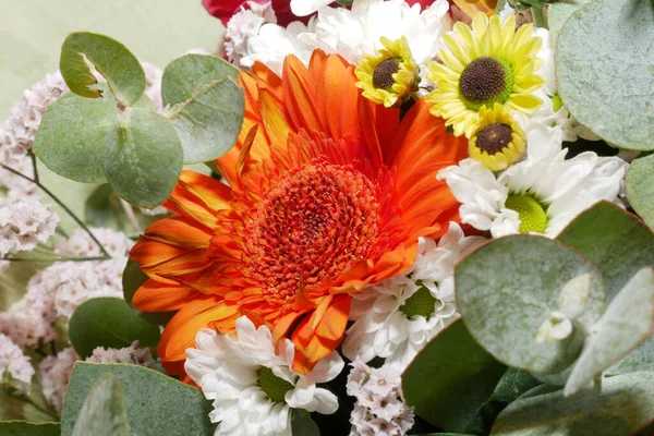 Een Close Shot Van Een Mooi Boeket Met Kleurrijke Bloemen — Stockfoto