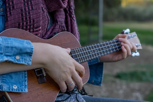 Jong Brunette Meisje Met Lang Haar Spelen Ukelele Het Gras — Stockfoto