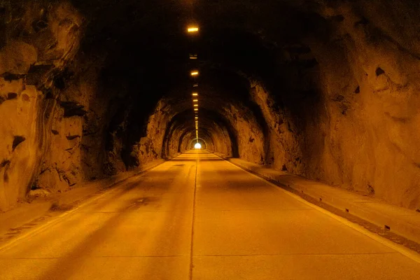 Тёмный Туннель Огнями Национальном Парке Йосемити Калифорнии Сша — стоковое фото