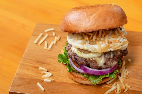 Detailní Záběr Chutného Hamburgeru Dřevěné Desce — Stock fotografie
