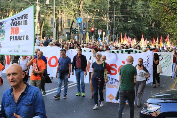 Milán Italia Octubre 2021 Muchas Personas Protestan Contra Manifestación Ecológica —  Fotos de Stock