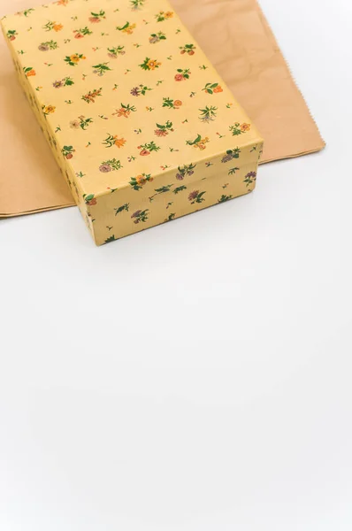Una Caja Cartón Cerrada Decorada Sobre Fondo Papel Blanco Kraft —  Fotos de Stock