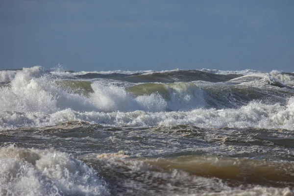 Хвилі Північного Моря Білим Спринклером Перед Блакитним Небом — стокове фото