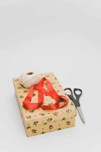 Eine Geschlossene Kartonschachtel Mit Papeterie Und Rotem Band Auf Weißem — Stockfoto