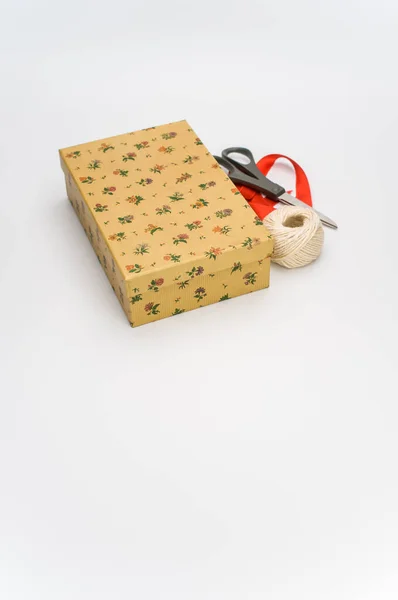 Eine Geschlossene Kartonschachtel Mit Papeterie Und Rotem Band Auf Weißem — Stockfoto