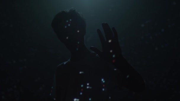 Silhouet Van Een Man Met Een Pistool Een Donkere Achtergrond — Stockvideo