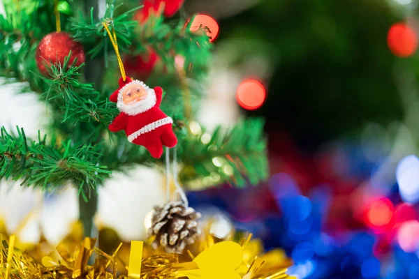 Közelkép Egy Gyönyörű Díszített Karácsonyfáról — Stock Fotó