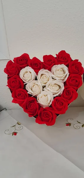 Vertical Shot Heart Shaped Box Roses — Stock Photo, Image