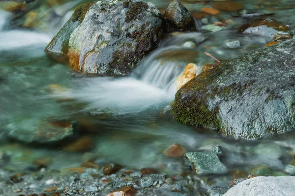 Una Splendida Vista Fiume Una Foresta Con Molte Rocce — Foto Stock