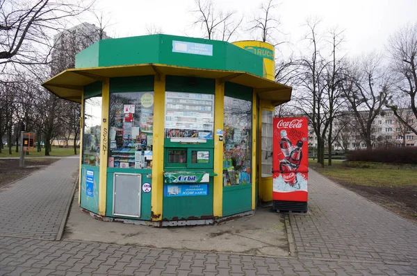 Poznan Polska Lut 2015 Mały Zielony Kiosk Automatem Coca Cola — Zdjęcie stockowe