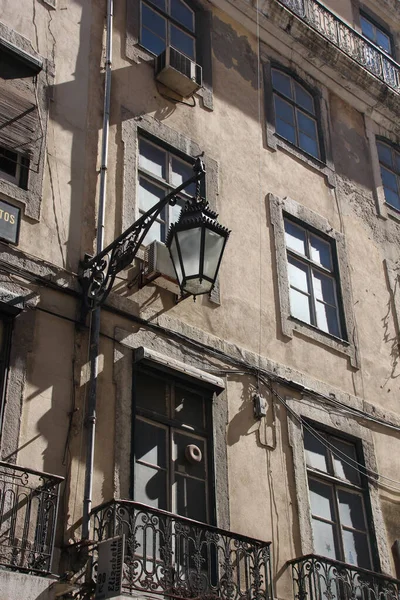 Низкоугольный Снимок Кованой Уличной Лампы Прикрепленной Старой Выветриваемой Стене Здания — стоковое фото