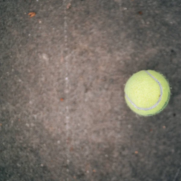 Pelota Tenis Suelo —  Fotos de Stock