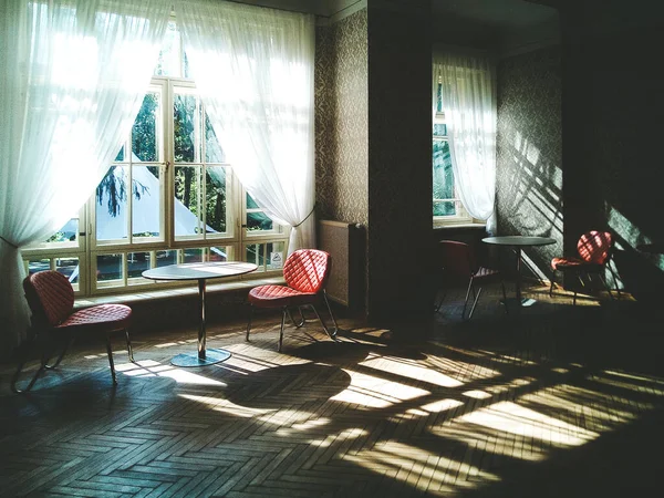 Der Dunkle Raum Mit Leeren Tischen Und Stühlen Und Fenstern — Stockfoto
