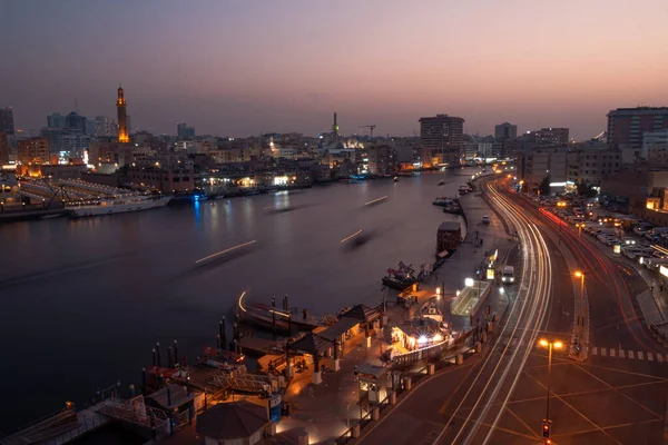 夜晚的迪拜小河与建筑物的空中景观 — 图库照片