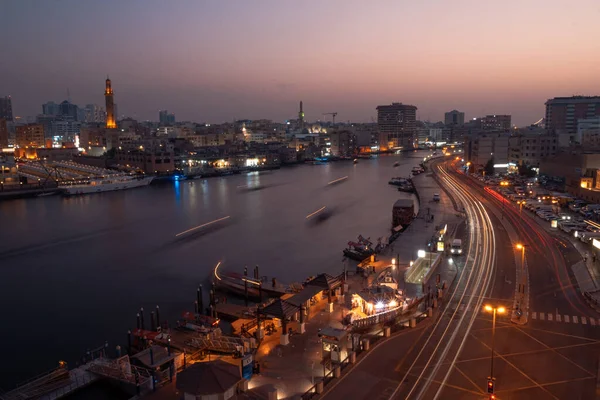 Een Luchtfoto Van Dubai Kreek Met Gebouwen Avond — Stockfoto