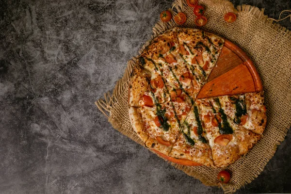 Lahodná Pizza Napoletana Neapolitan Rajčaty Mozzarella Bazalkou — Stock fotografie