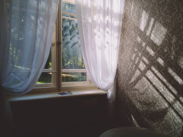 Les Fenêtres Avec Des Rideaux Blancs Texture Mur Sous Lumière — Photo