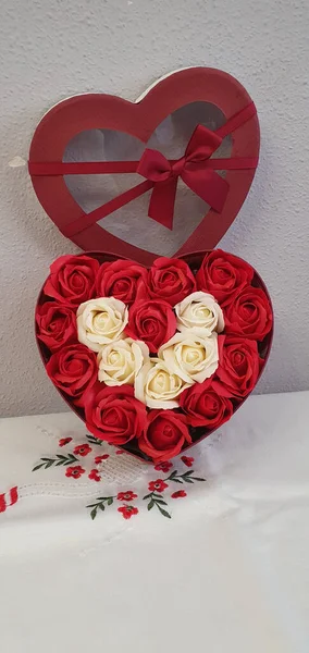 Tiro Vertical Uma Caixa Forma Coração Com Rosas — Fotografia de Stock