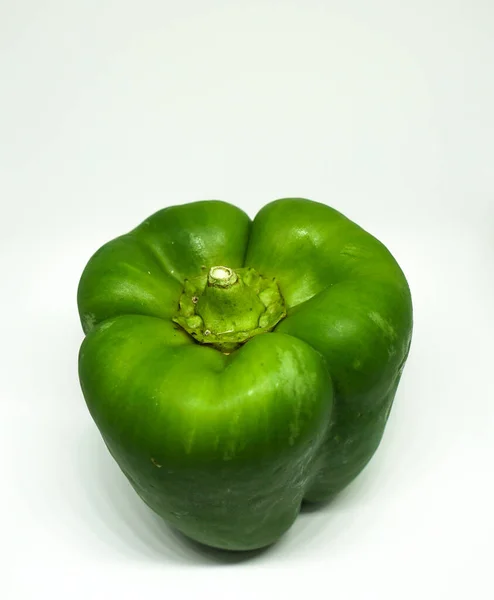 Een Close Shot Van Een Zoete Groene Peper Geïsoleerd Witte — Stockfoto