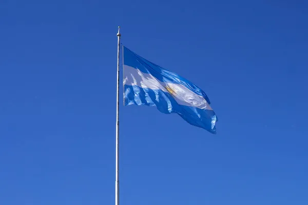 Σημαία Της Αργεντινής Τον Γαλάζιο Ουρανό Στο Βάθος — Φωτογραφία Αρχείου