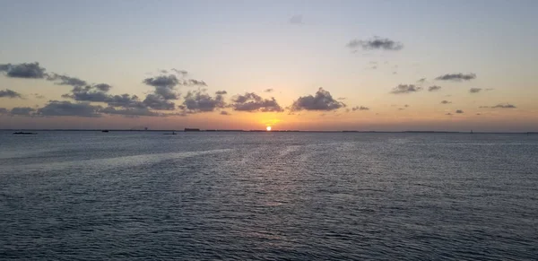 Una Vista Aérea Del Mar Ondulado Brillando Bajo Atardecer — Foto de Stock