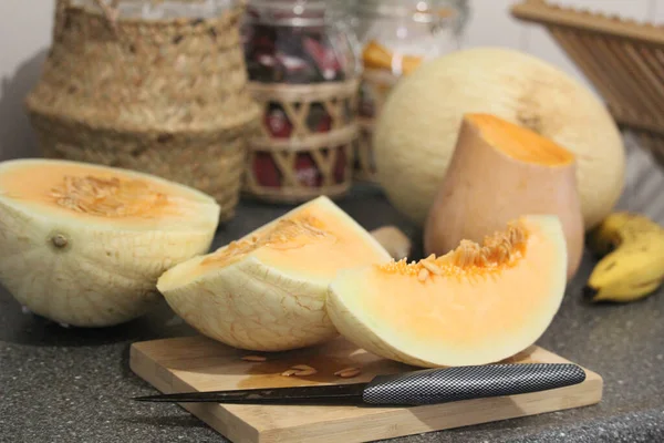 Ett Köksbord Med Skärning Och Hela Meloner — Stockfoto