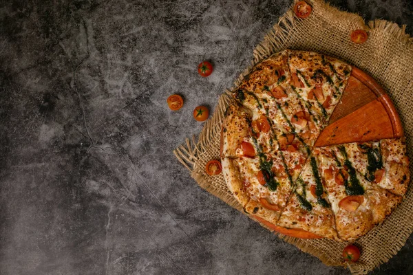 Lahodná Pizza Napoletana Neapolitan Rajčaty Mozzarella Bazalkou — Stock fotografie