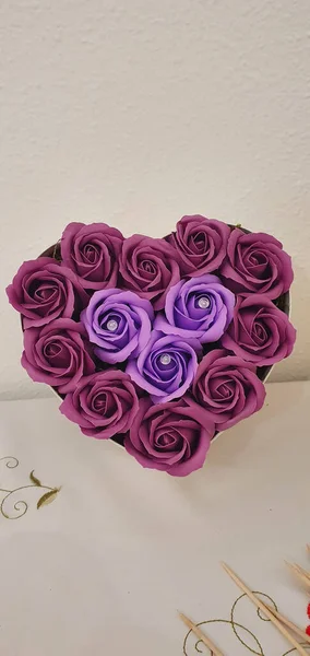 Вертикальний Знімок Сердечної Коробки Фіолетовими Трояндами — стокове фото