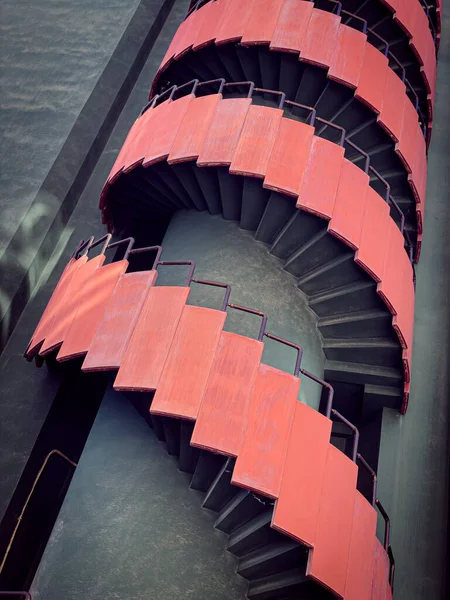Plano Vertical Escalera Caracol Con Barandillas Rojas —  Fotos de Stock