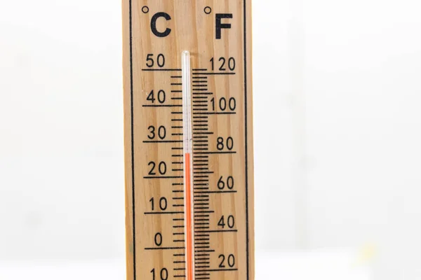 Een Houten Kamerthermometer Geïsoleerd Een Heldere Achtergrond — Stockfoto