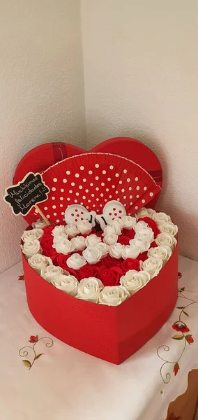 Plan Vertical Une Boîte Forme Cœur Avec Des Roses Pour — Photo