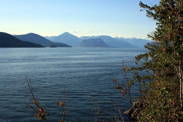 Прекрасный Вид Спокойное Озеро Горами Канаде — стоковое фото