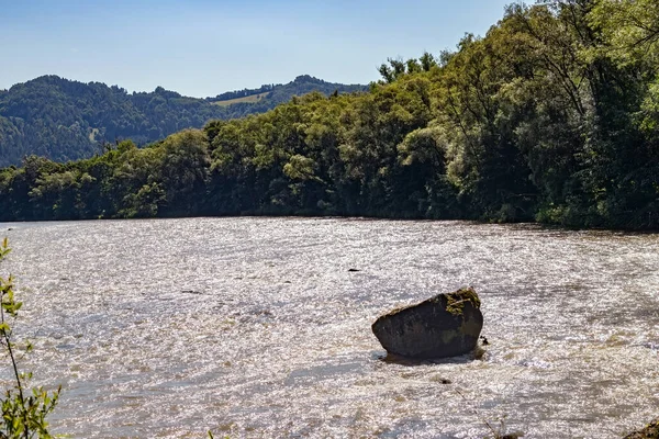 Rio Que Flui Através Das Montanhas Arborizadas Dia Ensolarado — Fotografia de Stock