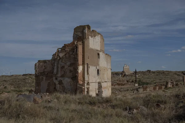 Belchite Španělsko Září 2021 Zřícenina Opuštěné Budovy Proti Zatažené Obloze — Stock fotografie