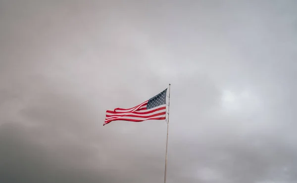 Americká Vlajka Pod Zataženou Oblohou — Stock fotografie