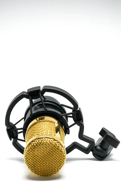 Beyaz Arka Planda Izole Edilmiş Altın Kaplama Bir Mikrofonun Dikey — Stok fotoğraf