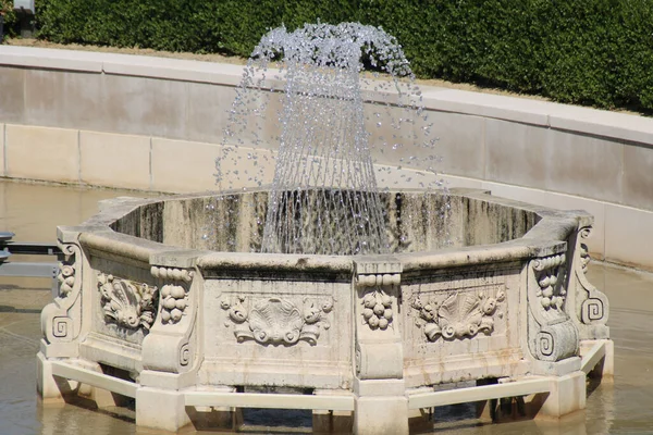Beau Cliché Une Fontaine Style Baroque Par Une Journée Ensoleillée — Photo