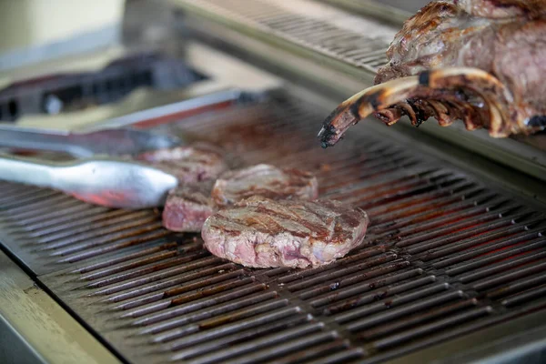 Proces Grillowania Mięsa Siatce — Zdjęcie stockowe