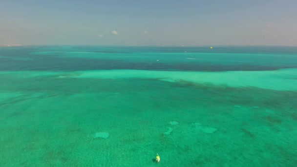 Vista Aérea Belo Mar Tropical Com Areia Branca Ilha Paradisíaca — Vídeo de Stock