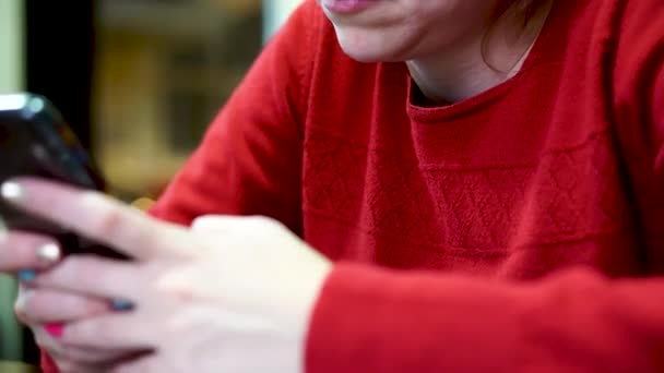 Primo Piano Delle Mani Una Donna Che Tiene Uno Smartphone — Video Stock