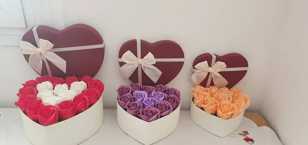 Trois Boîtes Forme Cœur Avec Des Roses Colorées — Photo