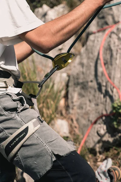 Nahaufnahme Eines Mannes Mit Weißem Hemd Beim Bergsteigen — Stockfoto