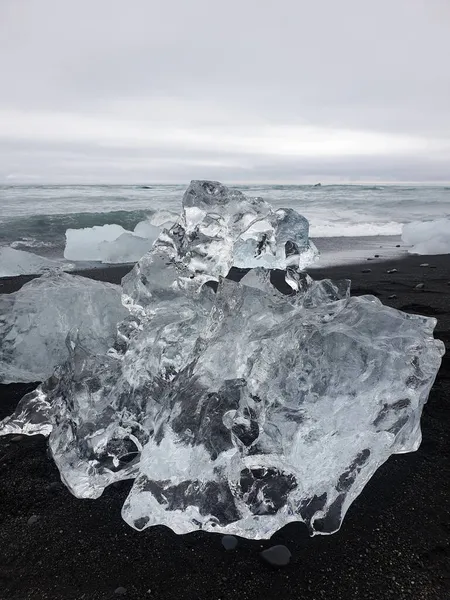 Вертикальный Снимок Кусочков Ледникового Льда Выброшенного Берег Даймонд Бич Исландия — стоковое фото
