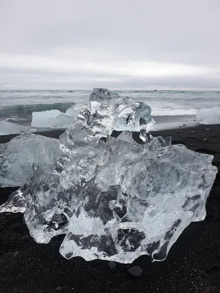 Disparo Vertical Trozos Hielo Glacial Arrastrado Tierra Diamond Beach Islandia —  Fotos de Stock