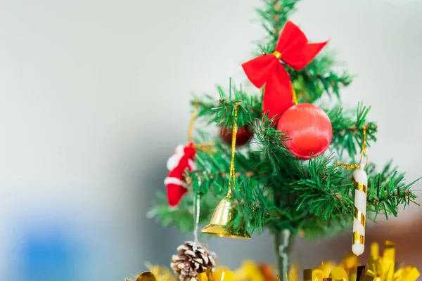 Ένα Κοντινό Πλάνο Ενός Όμορφου Διακοσμημένου Χριστουγεννιάτικου Δέντρου — Φωτογραφία Αρχείου